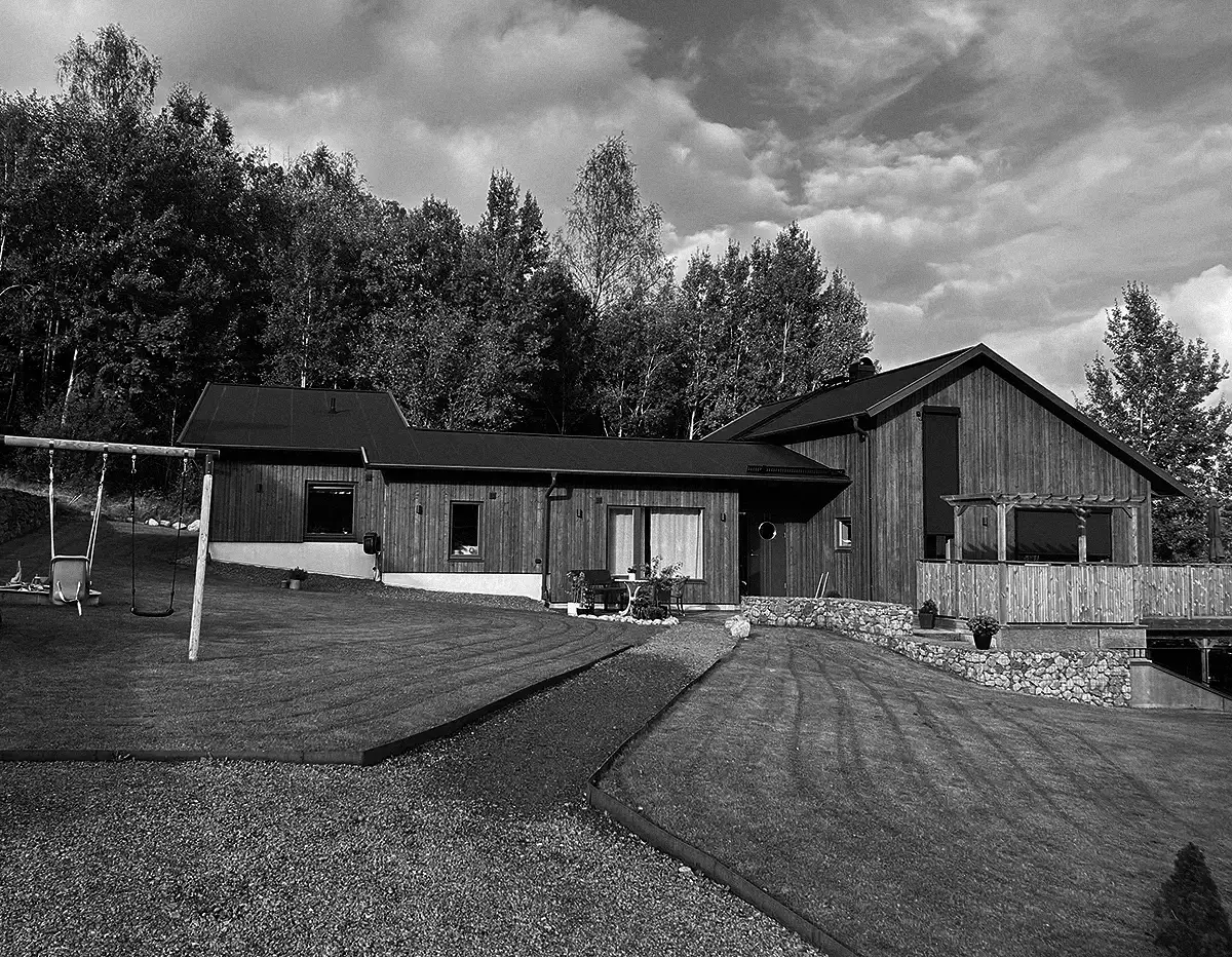 Timmervik, Kungälv modernt trähus med lekplats och frodig trädgård.